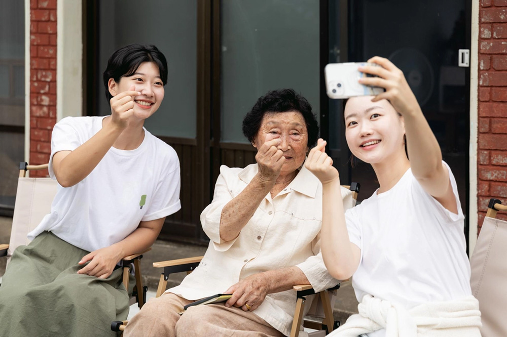 마을 주민들과의 유쾌한 대화